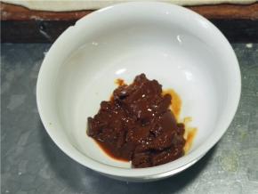 麻酱放入小碗中。