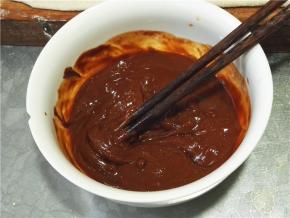 将蚝油、醋、白糖放进麻酱里，加水稀释备用。