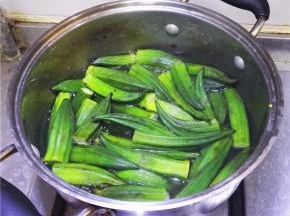 秋葵洗净，切去根部。锅里烧水，水开后放入少许盐，将秋葵放入。焯好的秋葵立刻过凉水备用。