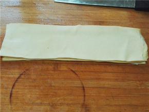 豆皮洗净切成条。