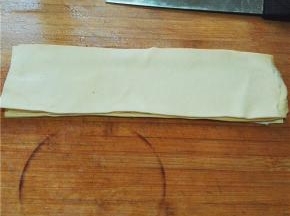 豆皮洗净切成条。