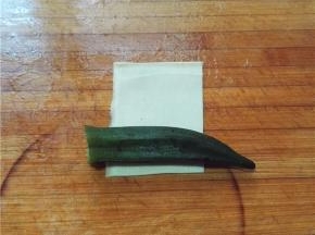 取一张豆皮，将秋葵放置一面