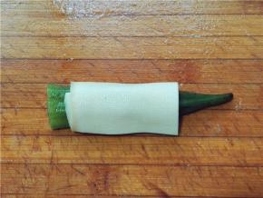 将豆皮慢慢卷起。