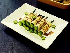 卷好的秋葵码入盘子，然后将麻酱浇到秋葵上，大功告成，可以开动了。