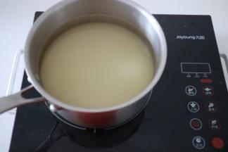 将细砂糖和水放入厚底奶锅中