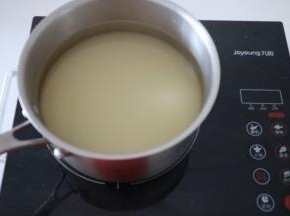 将细砂糖和水放入厚底奶锅中