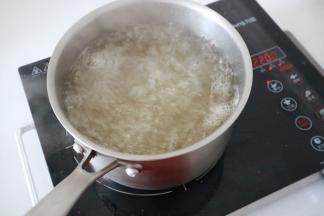 开火，煮至沸腾，注意在沸腾以前不要搅拌