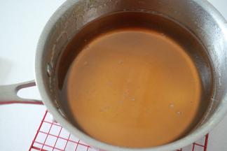 将熬煮好的转化糖浆静置冷却