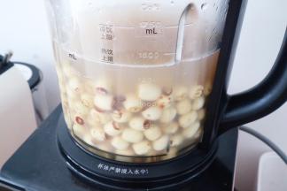然后来做莲蓉馅，将干莲子洗净后，用开水泡两个小时左右，然后倒入破壁机中，水位倒至热饮上限