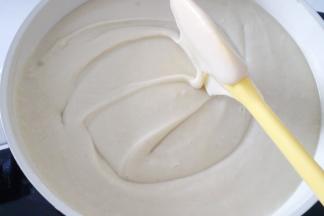 将打好的莲蓉倒入不粘锅中