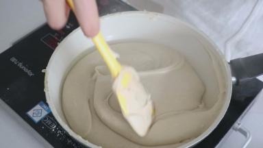 当翻炒至水份收干一半，翻炒时有明显纹路时