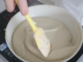 当翻炒至水份收干一半，翻炒时有明显纹路时