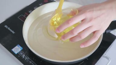 分三次加入植物油，每一次都要完全吸收才能加下一次