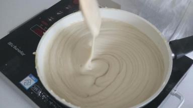 加糖后，莲蓉的状态会变稀一点，是正常的，要一直不停的翻炒以防粘锅糊底