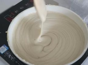加糖后，莲蓉的状态会变稀一点，是正常的，要一直不停的翻炒以防粘锅糊底