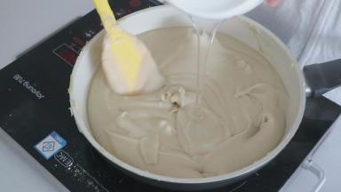 当重新炒制纹路比较明显时，加入水饴，继续翻炒