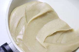 翻炒至馅料抱团，不沾刮刀