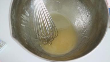 馅料炒好后我们来制作饼皮，将花生油、枧水、转化糖浆混合至乳化状态