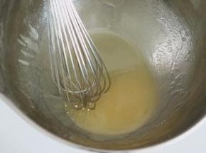 馅料炒好后我们来制作饼皮，将花生油、枧水、转化糖浆混合至乳化状态