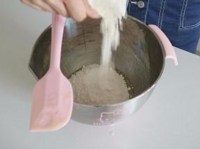 加入中筋面粉