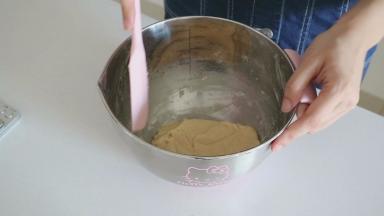 用刮刀翻拌至无干粉即可