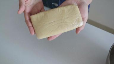 包裹上保鲜膜，室温松弛醒发两小时左右