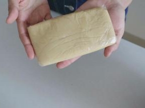 包裹上保鲜膜，室温松弛醒发两小时左右