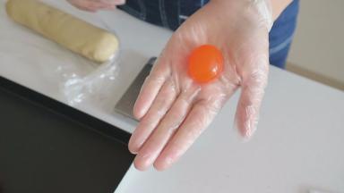 在饼皮松弛的时候我们来包蛋黄，取新鲜的咸蛋黄