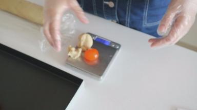 莲蓉和蛋黄总重53g