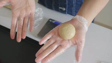 然后像包汤圆一样包好