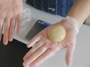 然后像包汤圆一样包好