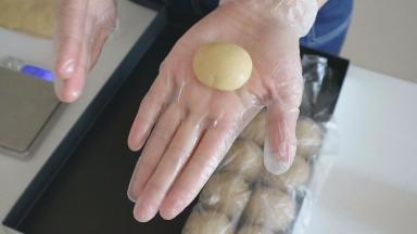 蛋黄都包好后，称取22g饼皮