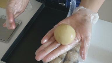 同样用包汤圆的手法包好饼皮