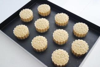 月饼与月饼直接不要隔太近，会影响四周上色以及定型，然后放入预热好200度的烤箱中烘烤5分钟定型