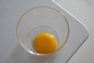 定型时我们来准备蛋黄液，一个蛋黄半个蛋清10g水混合均匀