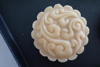 然后在蛋黄表面和侧面刷非常薄的一层蛋液