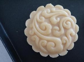 然后在蛋黄表面和侧面刷非常薄的一层蛋液
