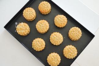 然后再放进烤箱180度烘烤15分钟左右，如果觉得颜色太浅，可以多刷一层蛋液