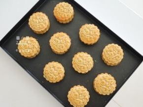 然后再放进烤箱180度烘烤15分钟左右，如果觉得颜色太浅，可以多刷一层蛋液