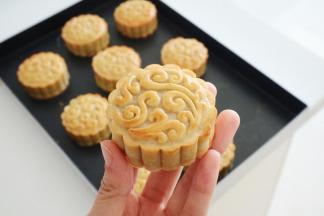 刚出炉的月饼表皮是硬的，此时吃口感不是最佳