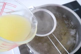 沸腾后调至中小火，倒入柠檬汁，柠檬汁就是新鲜柠檬榨取的果汁，所以倒入锅中最好过滤一下渣滓，这样出来的转化糖浆会更清澈，然后重新煮至沸腾