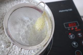 在熬煮期间，大家最好用筛网撇去浮沫