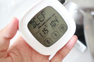 用温度计测量，熬煮至115-117度之间时 关火