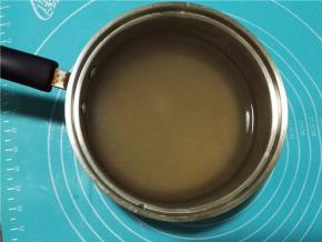 将小米放入锅中，加入适量的清水