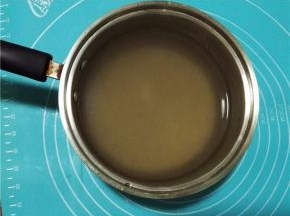 将小米放入锅中，加入适量的清水