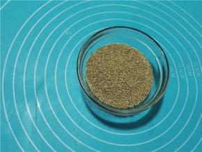 绿小米放入容器内