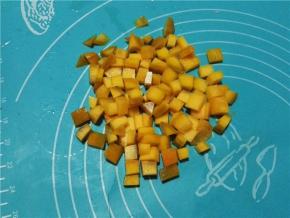 南瓜去皮后切成丁备用。