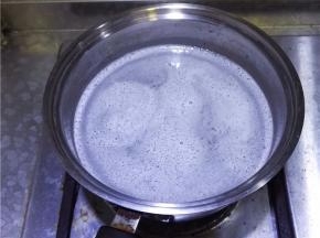 将锅放入炉灶上，大火烧沸转小火煮20分钟。