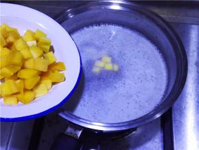 将南瓜丁放入锅中