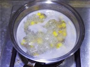 放入南瓜后煮10分钟。